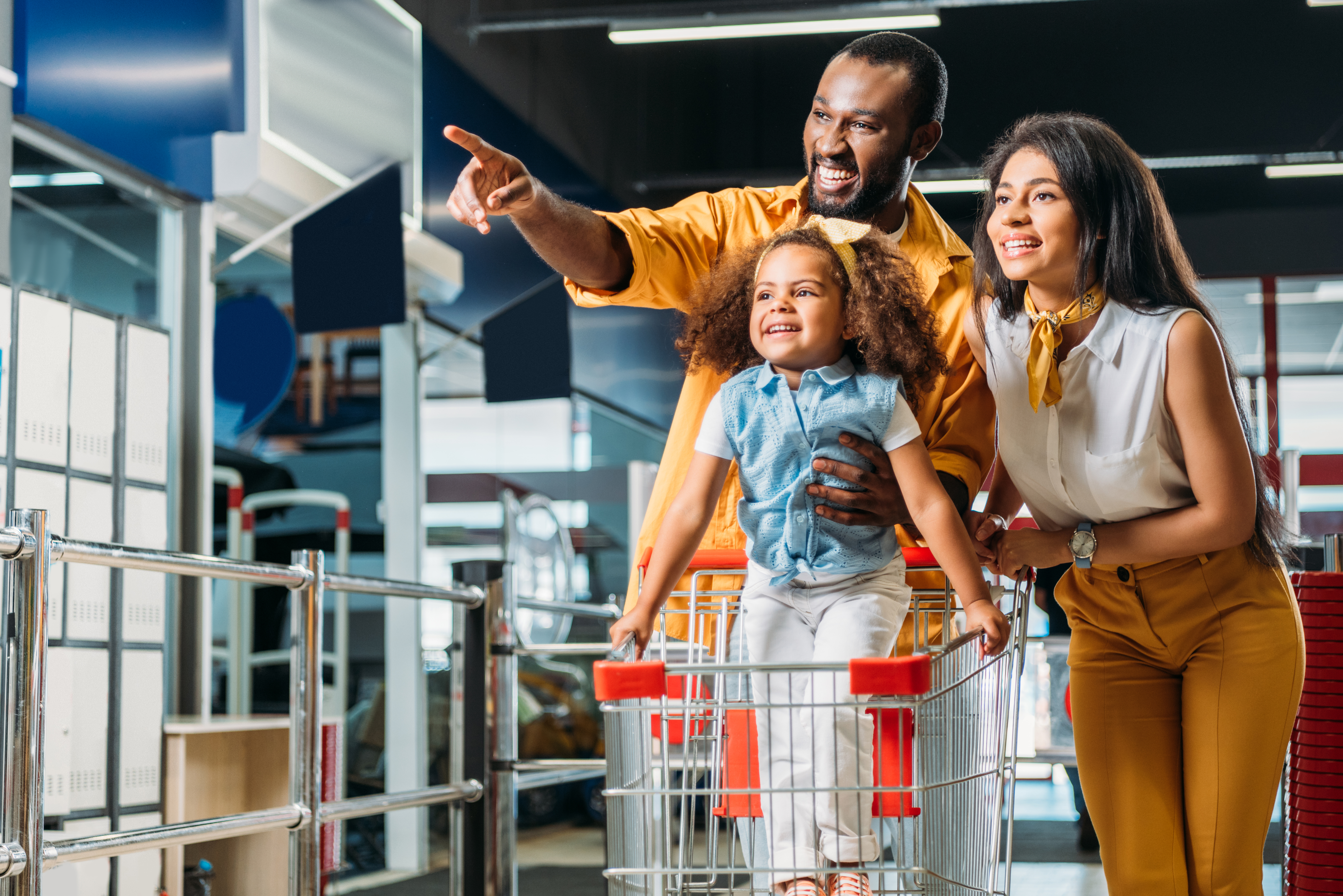 Família fazendo compras em supermercado 