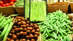Legumes expostos em cestas.