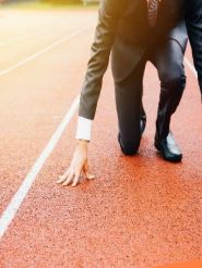 Homem de terno em pista de corrida