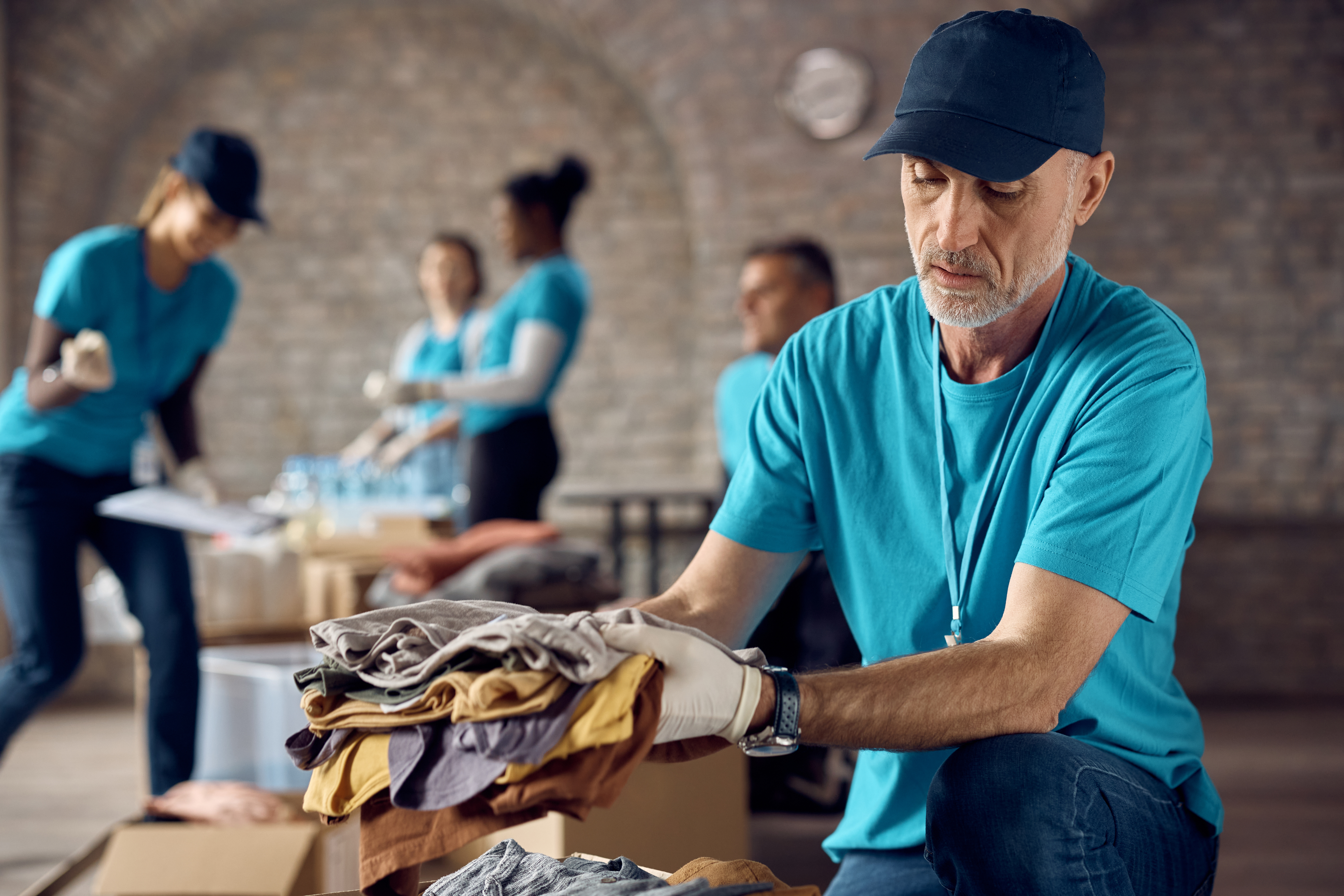 Voluntários separando roupa e água.