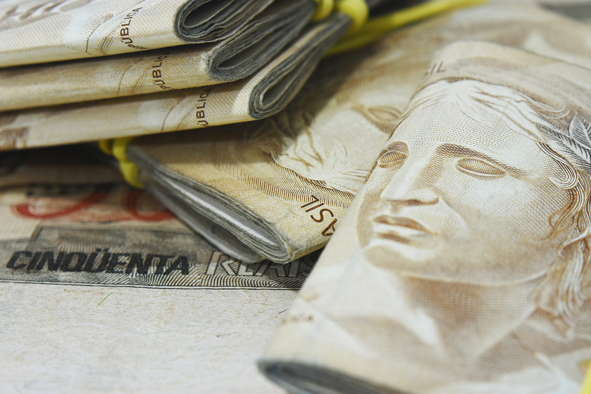 cédulas em papel de moeda brasileira