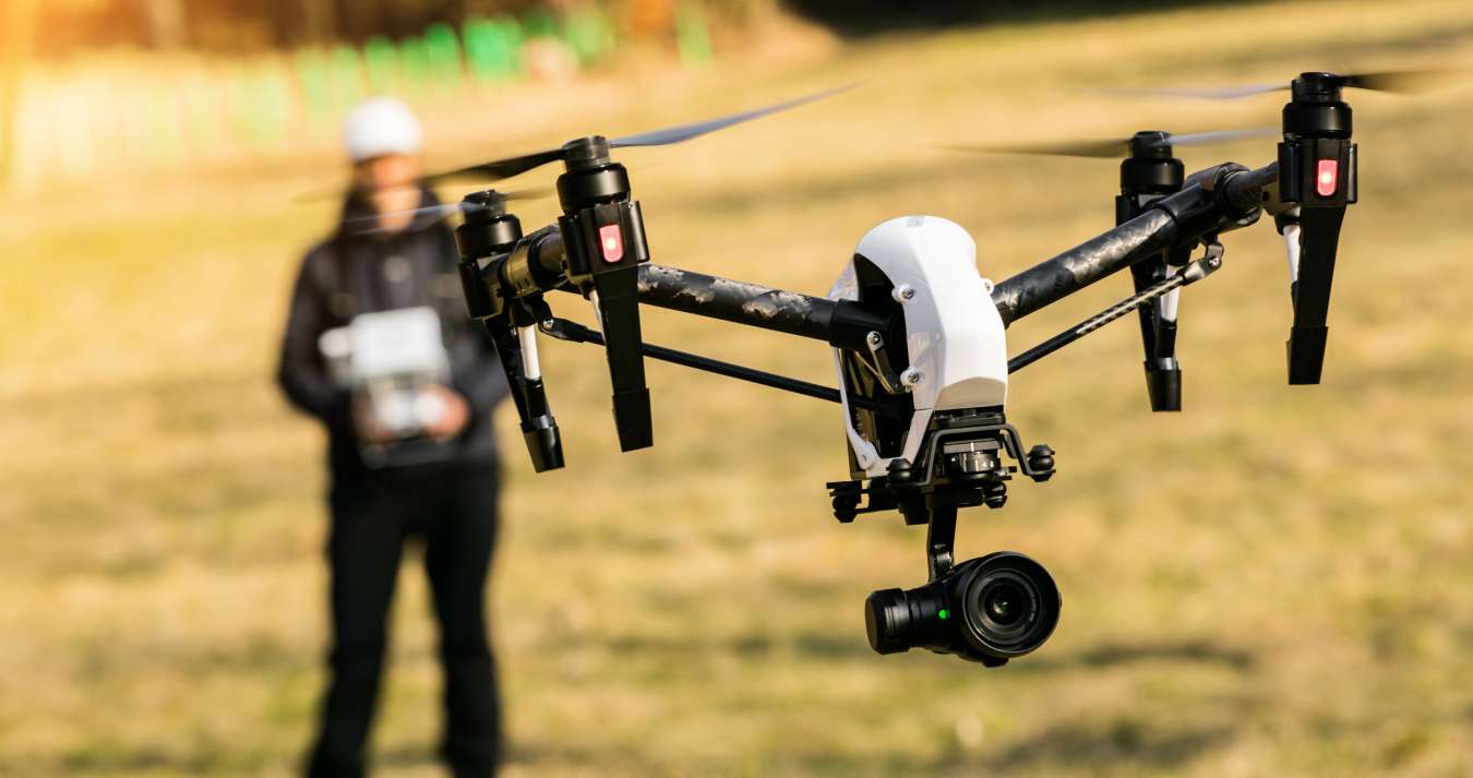 homem manuseando um drone