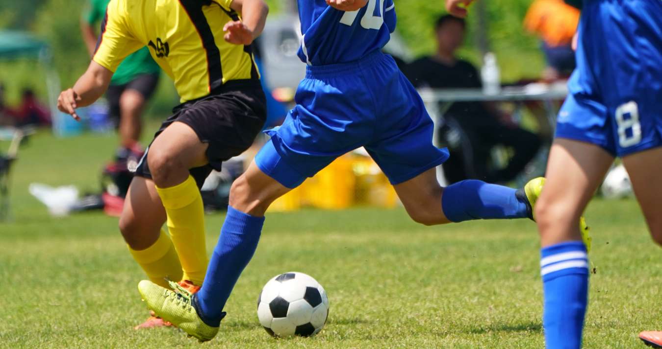 homens jogando futebol 