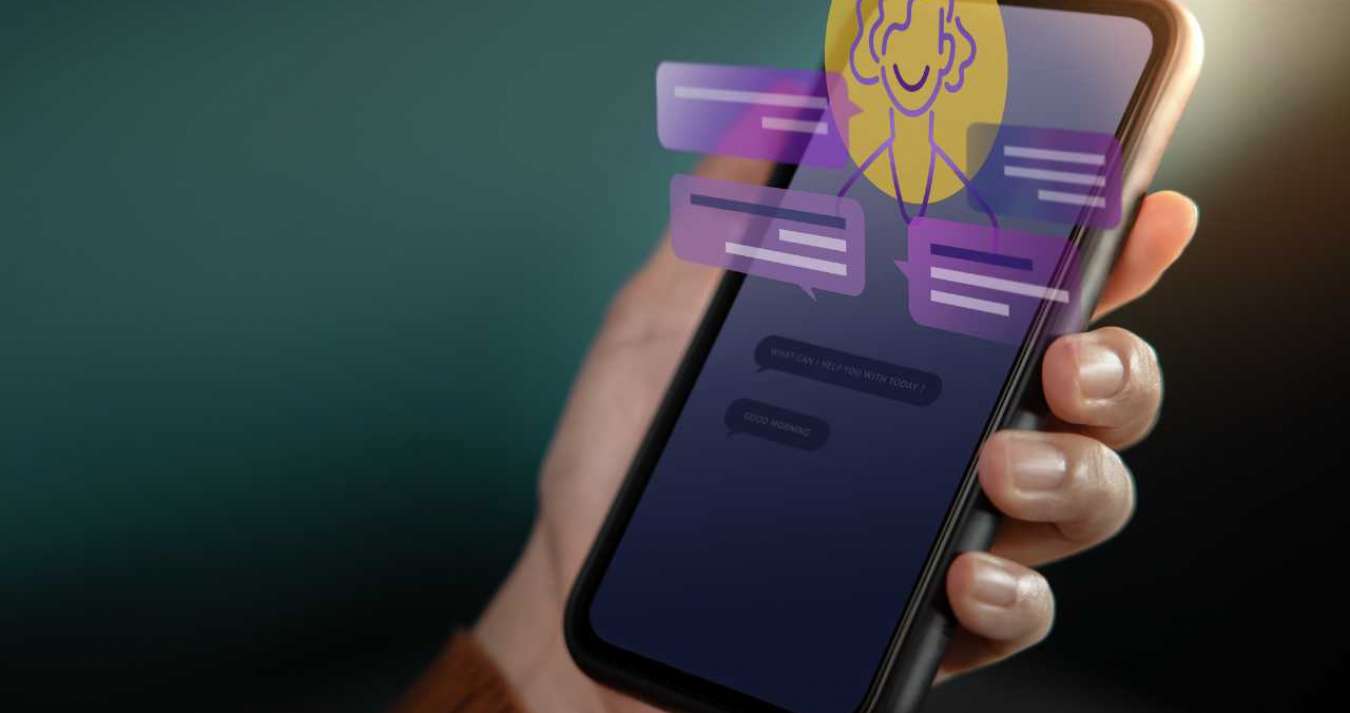 Uma mão humana segurando um celular com frases e figura em 3D saindo da tela