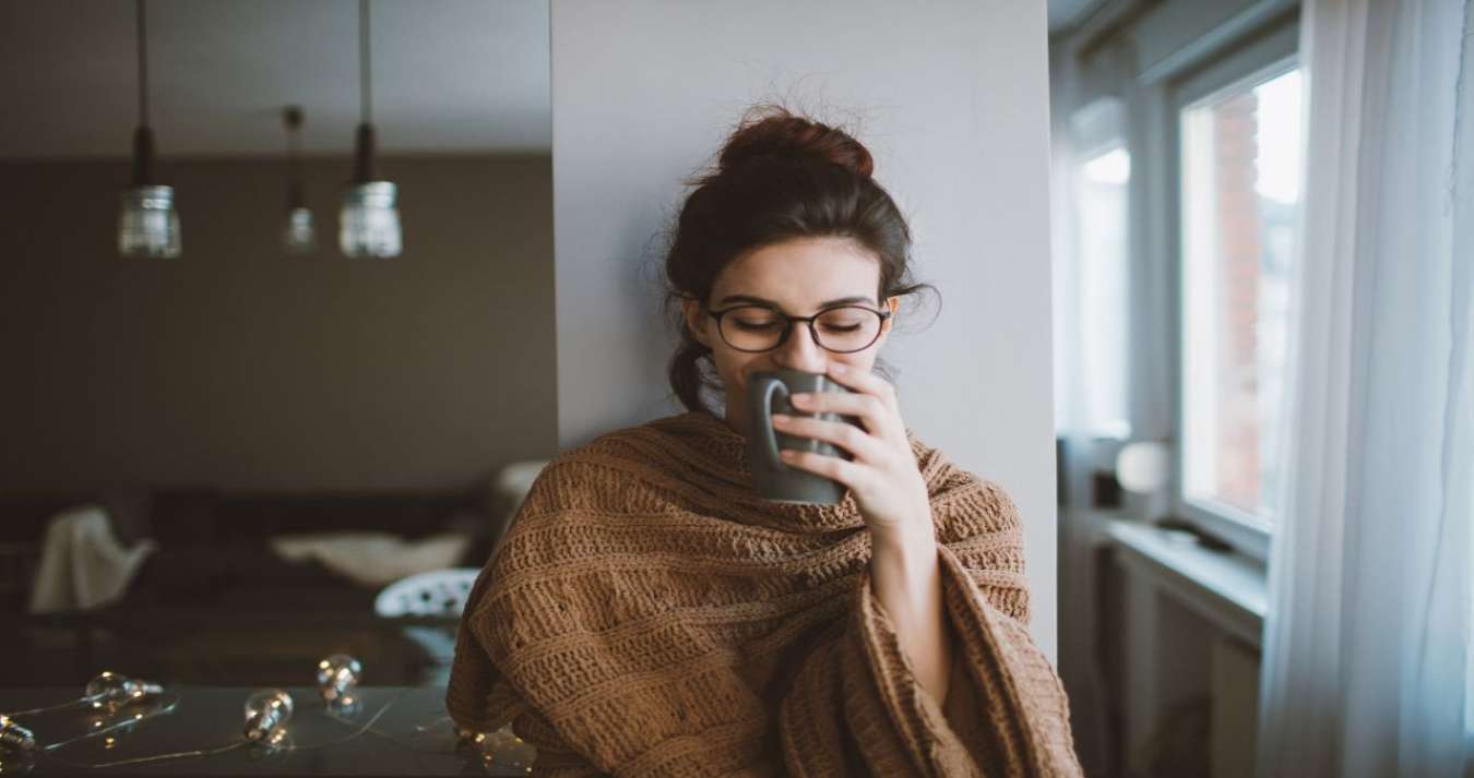 Mulher tomando café