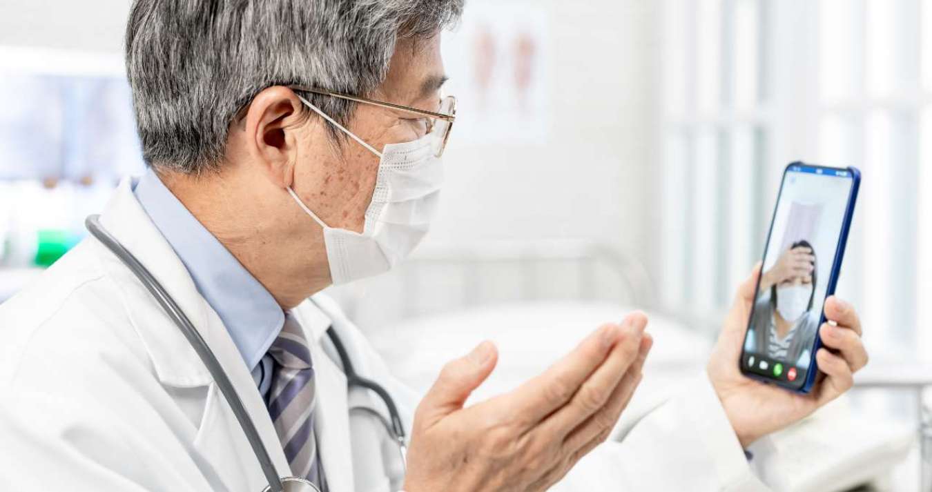 médico conversando com paciente pela internet por meio da telemedicina