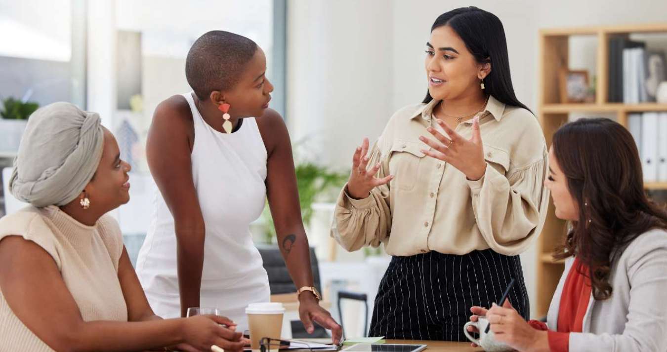 Mulheres conversando sobre empreendedorismo