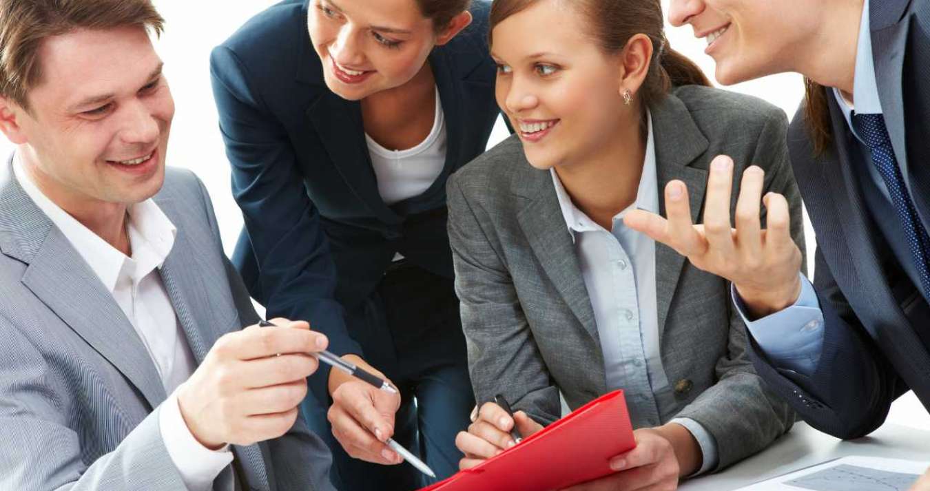 Executivos conversando e elaborando um briefing de comunicação para seus clientes