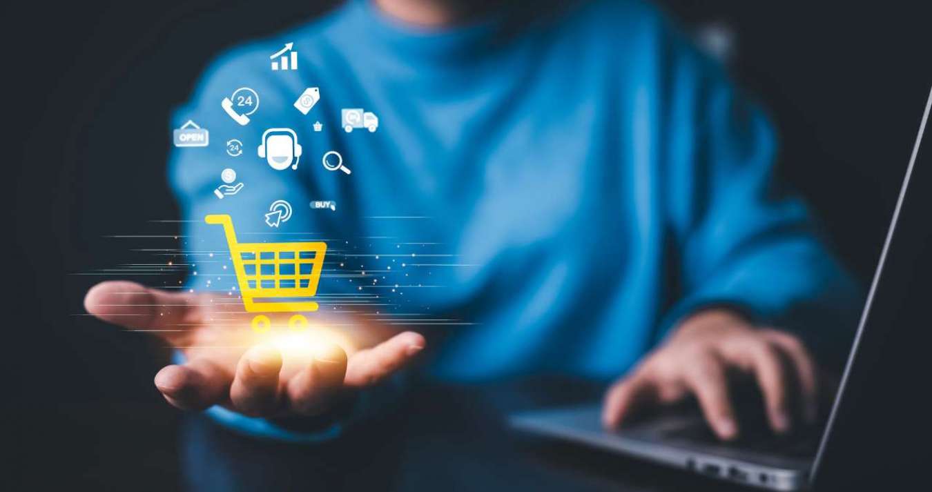 Homem segurando carrinho virtual de compras online