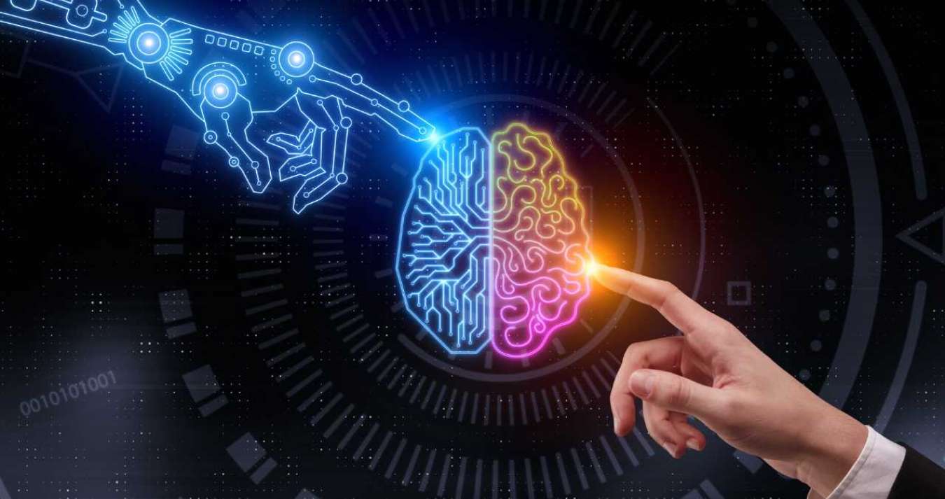 Uma mão humana e outra mão de um robô tocando um cérebro com o dedo indicador