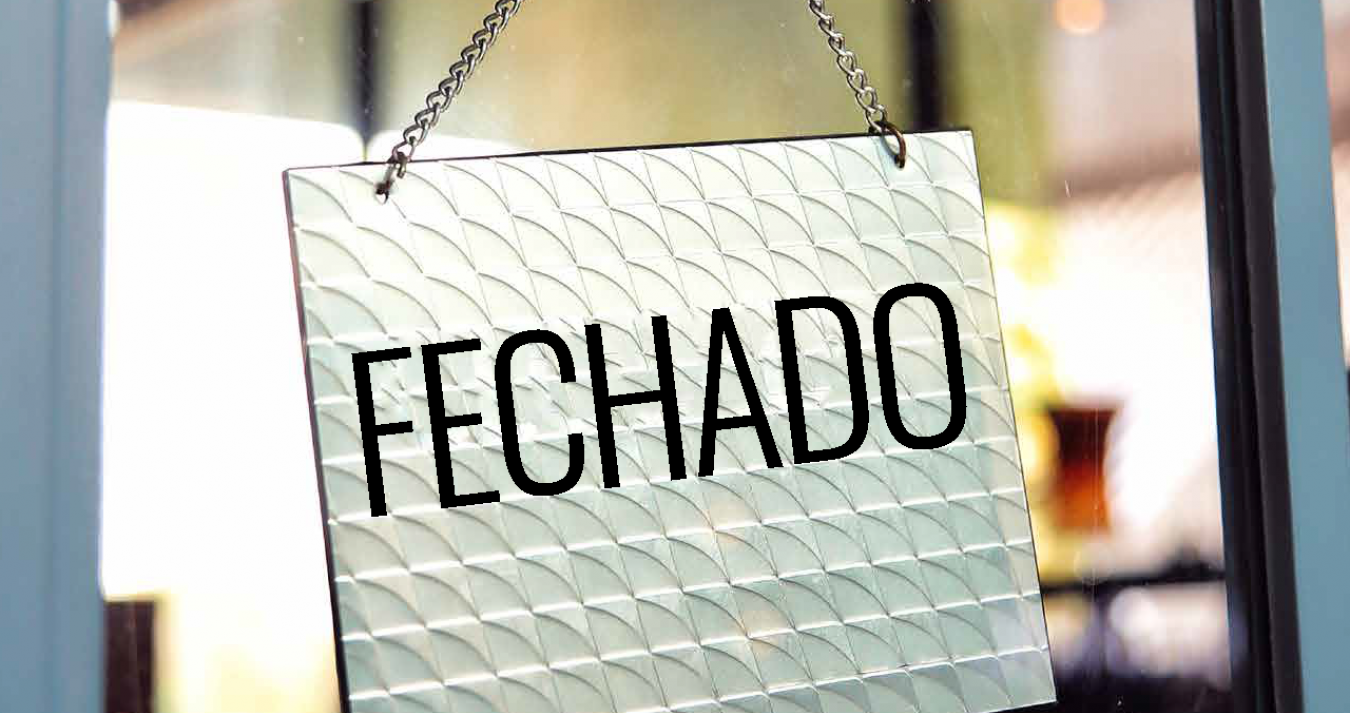 Placa de metal com inscrição: "Fechado".