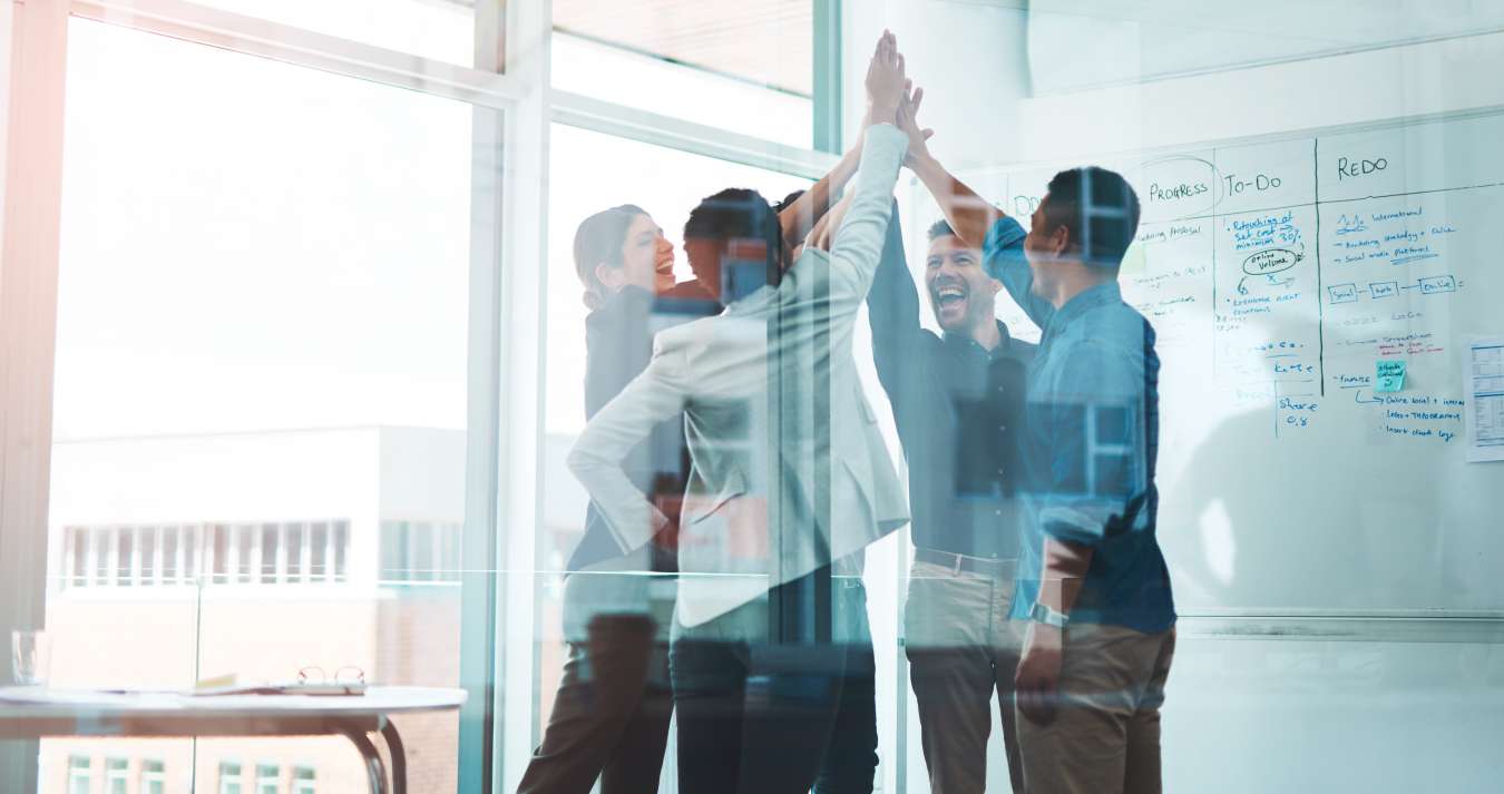 Grupo de pessoas com movimento de comemoração