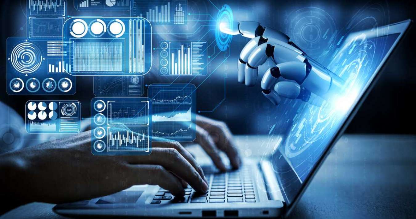 Uma mão humana teclando o notebook