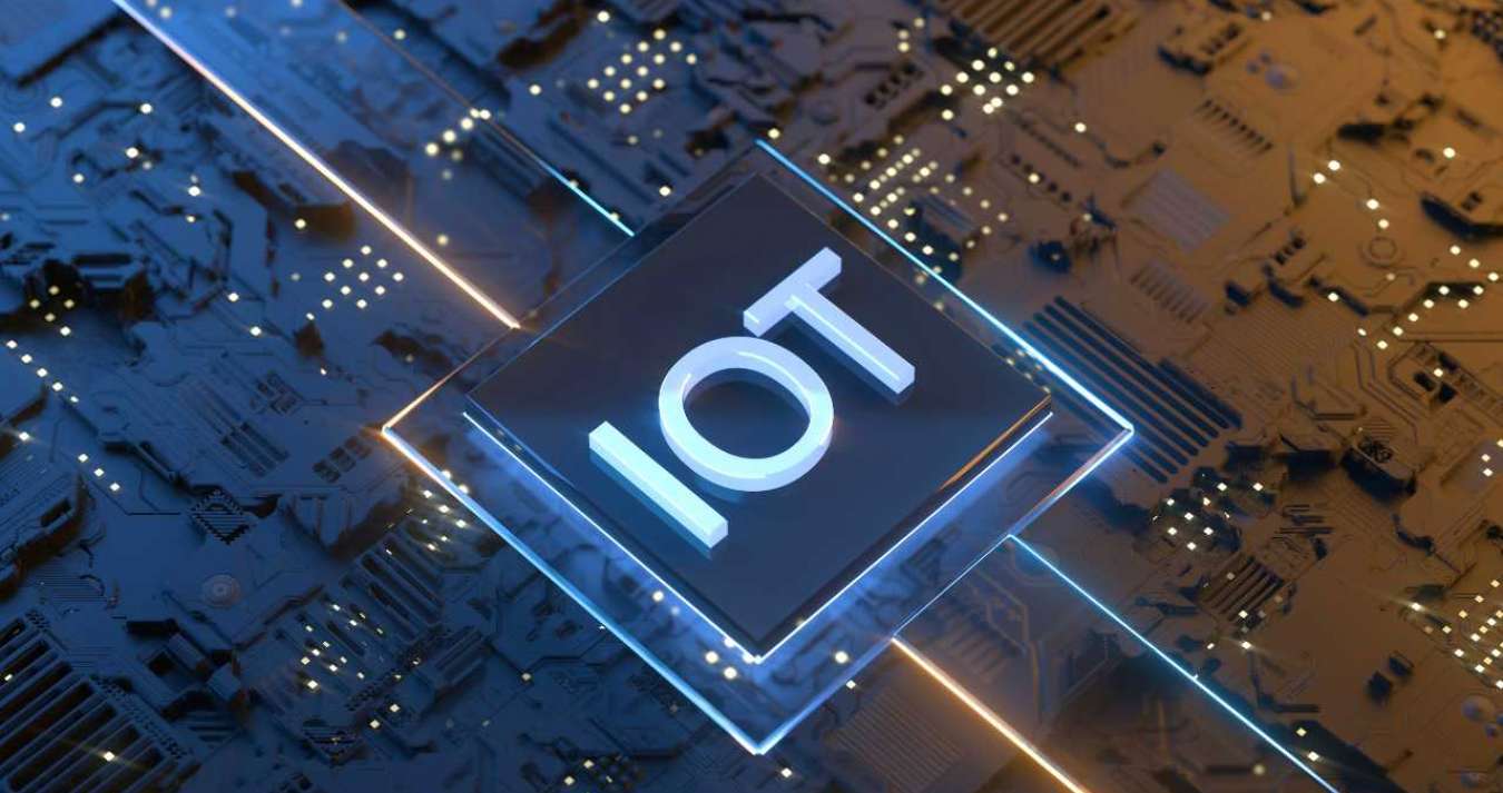 Uma placa de computador com a sigla IOT - Internet das Coisas