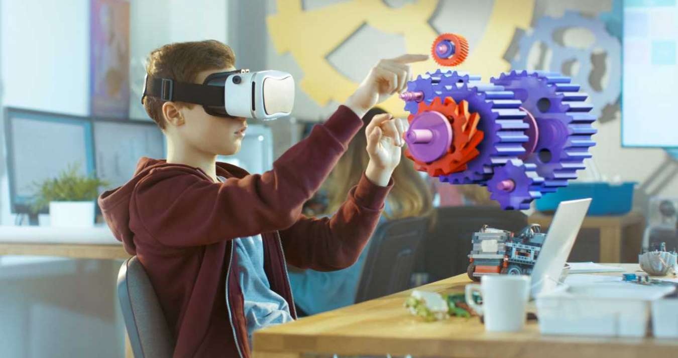 Uma criança utilizando um óculos de realidade virtual tentando pegar objetos fictÃcios