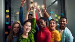 Grupo de jovens vestindo diferentes camisas coloridas segurando lâmpadas acesas e rodeados de post-its