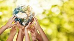 Indivíduos elevando conjuntamente o planeta Terra com as suas mãos