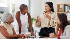 Mulheres conversando sobre empreendedorismo