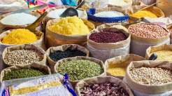 Produtos alimentícios secos vendidos no mercado em Ho Chi Minh City, Vietnã