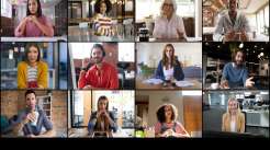 A imagem retrata uma interface de videoconferência com doze colegas de trabalho diversificados, homens e mulheres, na tela. Eles parecem estar se comunicando e interagindo por meio dessa plataforma de trabalho remoto. A imagem sugere a ideia de uma equipe trabalhando de forma colaborativa e eficiente, mesmo estando em locais diferentes.