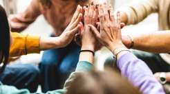 Amigos diversos e felizes unidos à mesa da comunidade se divertindo