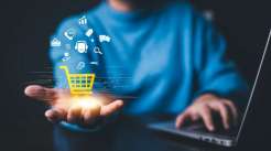 Homem segurando carrinho virtual de compras online