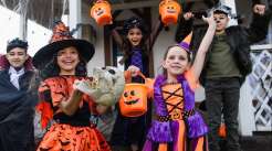 crianças fantasiadas e se divertindo no dia das bruxas