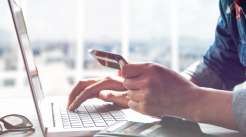 Rapaz relizando compras pelo site