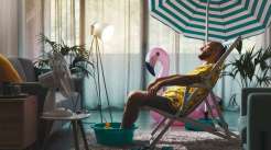 Imagem de um homem fazendo turismo dentro da sua própria casa