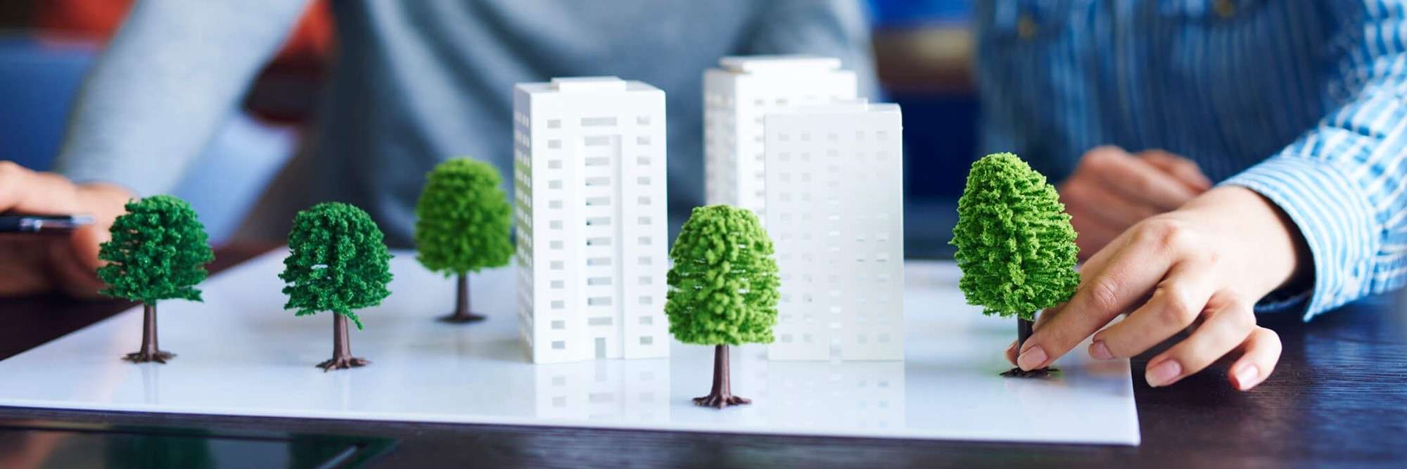 Maquete com árvores e prédios.