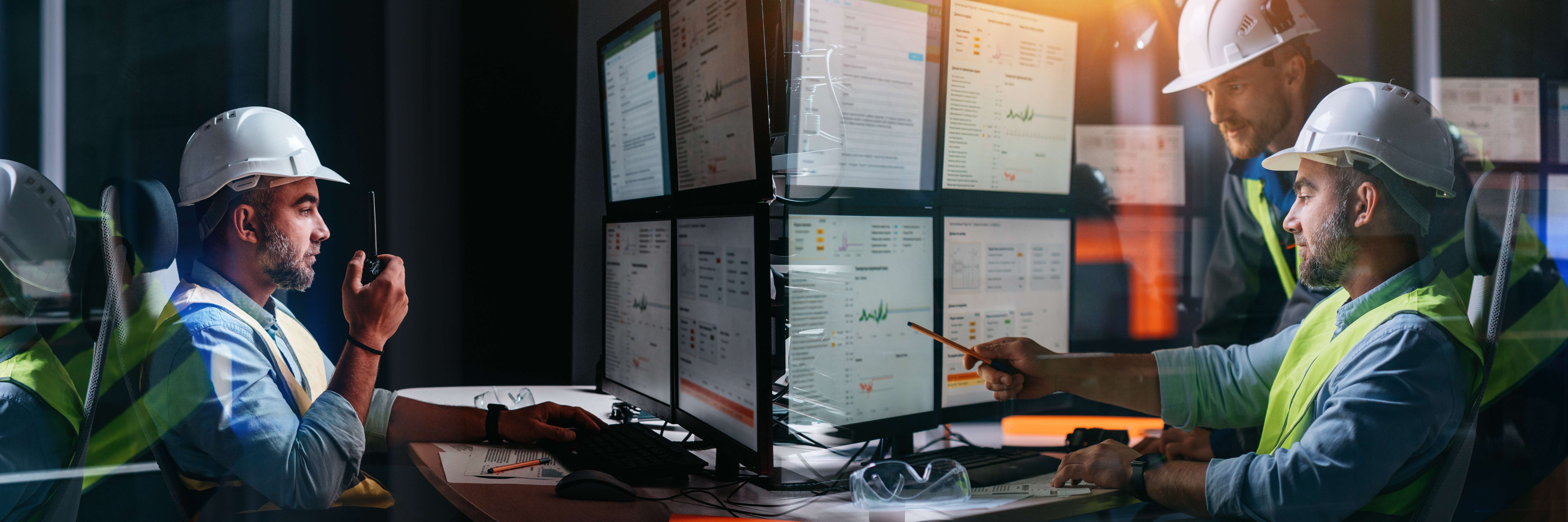 Equipe desenvolvendo processos operacionais através de computadores.