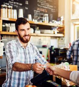 Empresário no balcão da loja